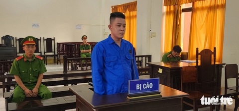 Chưa kịp đi tù, mua ma túy về sử dụng bị phạt thêm 17 năm tù- Ảnh 1. Bị cáo Phạm Quang Hạ bị tuyên phạt 22 năm tù cho hai bản án - Ảnh: VĂN VŨ