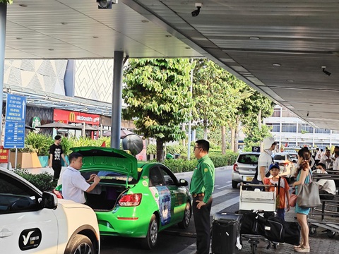 Sau phản ánh của Tuổi Trẻ, lãnh đạo Tân Sơn Nhất họp gấp chấn chỉnh taxi chèo kéo, nâng giá cước- Ảnh 1. Làn taxi ở ga quốc nội sân bay Tân Sơn Nhất - Ảnh: CÔNG TRUNG