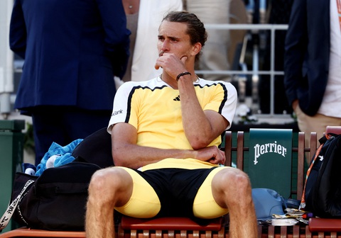 Carlos Alcaraz lần đầu vô địch Roland Garros sau 5 ván trước Zverev- Ảnh 4. Vẻ mặt thất vọng của Zverev khi để thua Alcaraz - Ảnh: REUTERS