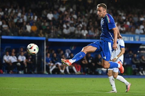 Tin tức thể thao sáng 10-6: Pháp bị cầm hòa trước thềm Euro; Man United rao bán Sancho- Ảnh 3. Frattesi ghi bàn duy nhất cho đội nhà - Ảnh: REUTERS
