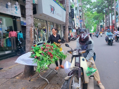 Sôi động thị trường Tết Đoan Ngọ: Giá trái cây tại chợ tăng mạnh, siêu thị Lá xông, bánh ú... xuống phố dịp Tết Đoan ngọ - Ảnh: NHẬT XUÂN