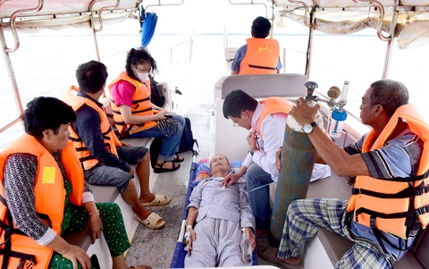 Nhiều bạn đọc ủng hộ chương trình Tàu cấp cứu đường thủy cho Cần Giờ- Ảnh 1. Tàu cấp cứu chuyên dụng là mong ước của cả người dân và nhân viên y tế ở xã đảo Thạnh An, huyện Cần Giờ (TP.HCM). Trong ảnh: Bệnh nhân được chuyển bệnh bằng ca nô vào đất liền cấp cứu - Ảnh: DUYÊN PHAN