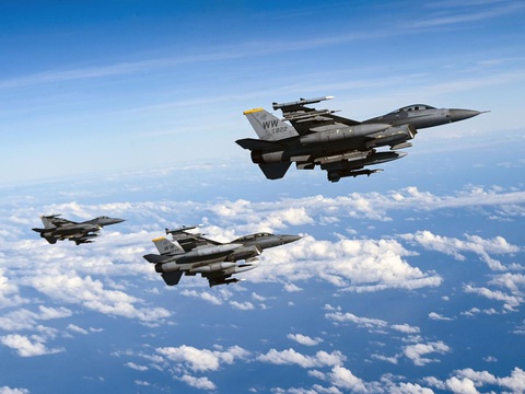 Lời đe dọa với Ukraine có thể đặt Nga vào thế đối đầu trực tiếp với NATO- Ảnh 1. Tiêm kích F-16 do Mỹ sản xuất được một số nước NATO cung cấp cho Ukraine - Ảnh: AFP