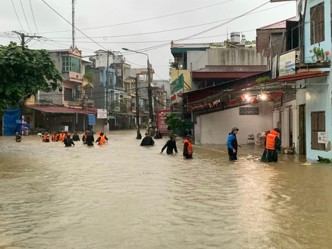 Lũ lớn trong đêm, thành phố Hà Giang ngập sâu, có nhà ngập tới nóc- Ảnh 1. Lực lượng cứu hộ cứu nạn hỗ trợ người dân ở khu vực ngập sâu - Ảnh: Báo Hà Giang