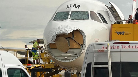 Máy bay Airbus A320 của Austrian Airlines vỡ toác mũi vì mưa đá dữ dội- Ảnh 1. Chiếc Airbus A320 bị vỡ mũi của Austrian Airlines đậu tại sân bay quốc tế Vienna sau sự cố hôm 9-6 - Ảnh: @EMM.ELY/INSTAGRAM
