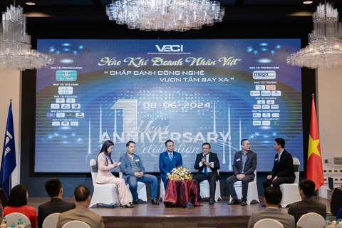 Eximbank tung gói 1.000 tỉ đồng cho vay thành viên VBCI- Ảnh 1. Ông Võ Thanh Nhiên - Giám đốc phòng khách hàng doanh nghiệp SME (Eximbank) chia sẻ về sản phẩm Efast - Ảnh: Eximbank