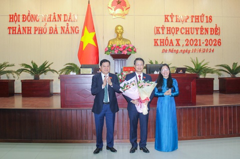 Ông Ngô Xuân Thắng làm chủ tịch HĐND TP Đà Nẵng- Ảnh 2. Thường trực HĐND TP và Thường trực UBMTTQVN TP Đà Nẵng tặng hoa chúc mừng ông Ngô Xuân Thắng - Ảnh: H.K