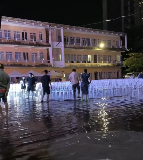 Khán đài và sân khấu trong đêm diễn của Hương Tràm bị ngập nặng trước giờ diễn vì mưa to Khán đài và sân khấu trong đêm diễn của Hương Tràm bị ngập nặng trước giờ diễn vì mưa to