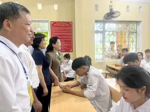 Đoàn công tác của Bộ GD-ĐT kiểm tra công tác chuẩn bị thi tốt nghiệp THPT 2024 tại Yên Bái vào ngày 10-6 - Ảnh: VĨNH HÀ Đoàn công tác của Bộ GD-ĐT kiểm tra công tác chuẩn bị thi tốt nghiệp THPT 2024 tại Yên Bái vào ngày 10-6 - Ảnh: VĨNH HÀ