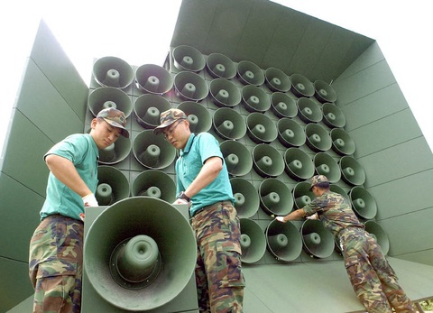 Hàn Quốc phát gì qua loa tuyên truyền khiến Triều Tiên nổi giận?- Ảnh 2. Binh sĩ Hàn Quốc trong ảnh chụp cùng loa tuyên truyền dọc biên giới với Triều Tiên tại Paju vào ngày 16-6-2004 - Ảnh: AFP