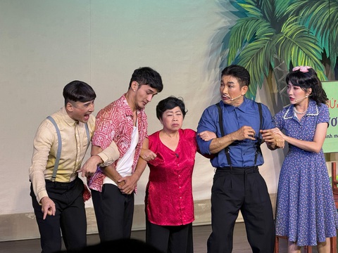 'Thở oxy' với vai diễn hài nhất sự nghiệp của Lương Thế Thành- Ảnh 1. Lương Thế Thành, Nguyễn Quốc Trường Thịnh, Phi Phụng, Quốc Trung và Quyên Qui diễn vở Ngôi nhà trong mây tại sân khấu kịch Thiên Đăng