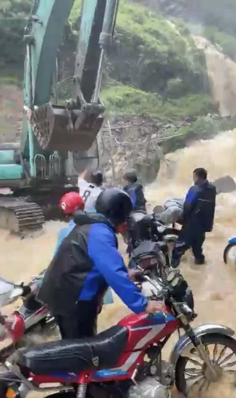 Đi Hà Giang 'chữa lành', du khách mắc kẹt do lũ- Ảnh 3. Nhóm của Tú chờ máy xúc đến