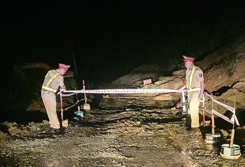 Đi Hà Giang 'chữa lành', du khách mắc kẹt do lũ- Ảnh 8. Cảnh sát căng dây, túc trực không cho phương tiện đi vào khu vực sạt lở tại huyện Mèo Vạc lúc rạng sáng 10-6 - Ảnh: Công an cung cấp