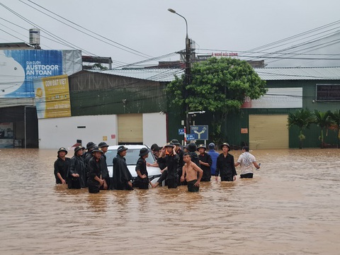 Miền Bắc mưa lớn, Thủ tướng yêu cầu rà soát ngay những nơi có nguy cơ ngập lụt, sạt lở đất- Ảnh 1. Thành phố Hà Giang ngập sâu do mưa lũ hồi tháng 6-2024 - Ảnh: Công an tỉnh Hà Giang