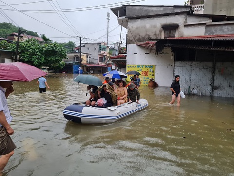 Mưa lũ ở Hà Giang: Cảnh sát dỡ mái nhà cứu 4 người mắc kẹt, 2 bố con bị lũ cuốn chết- Ảnh 4. Đưa người dân ra khỏi các khu vực bị ngập sâu - Ảnh: Công an tỉnh Hà Giang