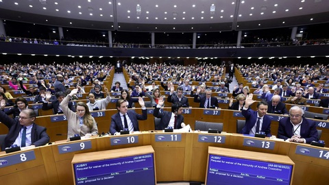 Nghị viện châu Âu biểu quyết trong phiên họp hồi tháng 2-2023 - Ảnh: REUTERS Nghị viện châu Âu biểu quyết trong phiên họp hồi tháng 2-2023 - Ảnh: REUTERS