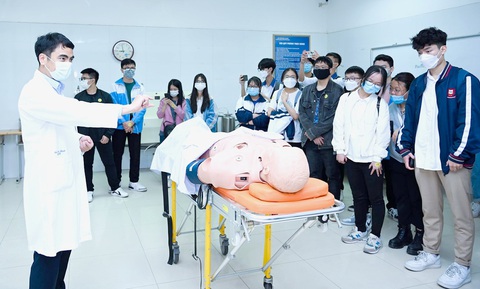 Học sinh THPT trải nghiệm thực tế, tìm hiểu các ngành học tại Trường đại học Y Hà Nội - Ảnh: HMU Học sinh THPT trải nghiệm thực tế, tìm hiểu các ngành học tại Trường đại học Y Hà Nội - Ảnh: HMU