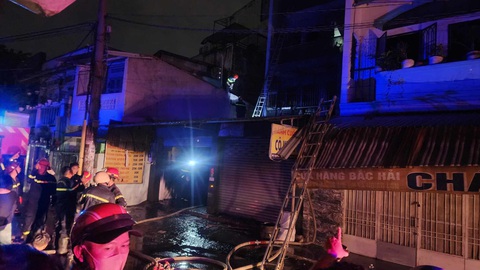 Cháy lớn nhà 2 tầng quận 10, TP.HCM nửa khuya, cứu 5 người mắc kẹt ra ngoài- Ảnh 2. Đến 0h55 ngày 10-6, lực lượng chức năng vẫn đang phong tỏa hiện trường - Ảnh: NGỌC KHẢI