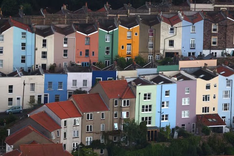 Giá nhà ở Anh đặt kỳ vọng vào lãi suất- Ảnh 1. Những dãy nhà được sơn màu ở Bristol, Anh - Ảnh: REUTERS