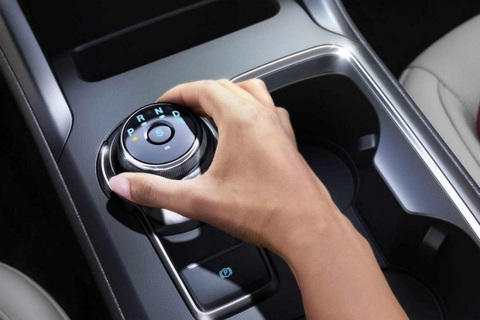 Nhầm cần số với nút chỉnh âm lượng, chủ xe tự lao vào nhà hàng xóm- Ảnh 2. Chủ xe cho biết anh chưa từng phạm phải sai lầm tương tự trong suốt nhiều năm sở hữu chiếc xe này - Ảnh minh họa: Oppositelock