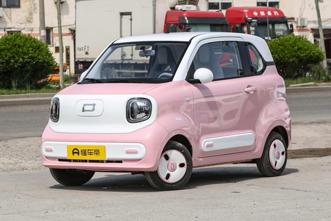 Rẻ hơn Wuling Mini EV, mẫu ô tô điện mini hứa hẹn gây sốt, có cả bản mui trần khác lạ- Ảnh 3. Cả đèn pha phía trước và đèn hậu phía sau đều tạo hình ngũ giác khá đặc biệt. Không có thấu kính bên trong đèn pha, nhưng đèn chạy ban ngày LED bao quanh giúp cải thiện cảm giác tổng thể về công nghệ. Đằng sau logo Bestune thực chất là nơi đặt cổng sạc. Lốp cỡ 145/70 R12 trên mâm 12 inch được đánh bóng như mặt gương, phanh đĩa phía trước và phanh tang trống phía sau - Ảnh: Car News China