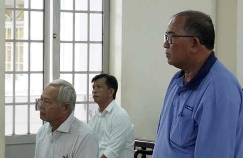 Nguyên chủ tịch huyện Xuyên Mộc lãnh 15 tháng tù treo- Ảnh 1. Nguyên chủ tịch UBND huyện Xuyên Mộc Đặng Thanh Minh (bìa phải) tại tòa - Ảnh: ĐÔNG HÀ
