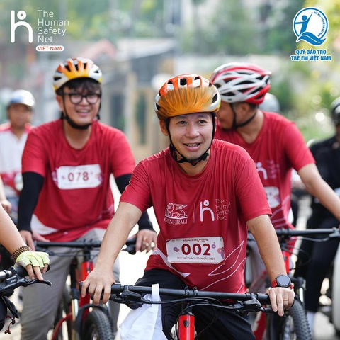 Hành trình xuyên Việt: Chung tay gây quỹ cho trẻ em khó khăn- Ảnh 4. Các thành viên ban lãnh đạo công ty tham gia thử thách thể thao, chung tay thắp sáng ước mơ cho trẻ em nghèo