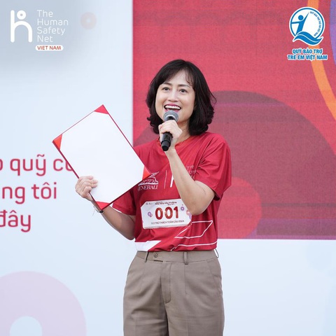 Hành trình xuyên Việt: Chung tay gây quỹ cho trẻ em khó khăn- Ảnh 5. Bà Nguyễn Phương Anh - tổng giám đốc Generali Việt Nam - khẳng định cam kết đồng hành cùng trẻ em Việt Nam