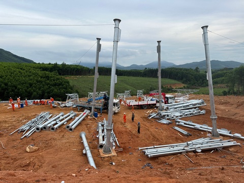 Điện lực Đồng Tháp tăng cường đội xung kích hỗ trợ thi công đường dây 500kV mạch 3- Ảnh 1. Điện lực Đồng Tháp tăng cường đội xung kích hỗ trợ thi công đường dây 500kV mạch 3- Ảnh 1.
