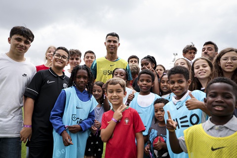 Ronaldo làm thủ môn cho cầu thủ nhí thỏa sức sút- Ảnh 1. Cristiano Ronaldo tham gia một sự kiện đặc biệt tại đại bản doanh của tuyển Bồ Đào Nha cùng cổ động viên nhí