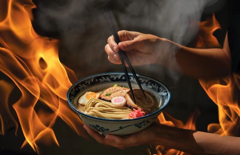 Thực khách ung dung ăn ramen dù nhà hàng đang cháy- Ảnh 1.
