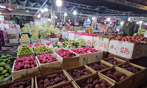 Sôi động thị trường Tết Đoan Ngọ: Giá trái cây tại chợ tăng mạnh, siêu thị Trái cây về chợ đầu mối dịp Tết Đoan ngọ với lượng tăng, giá bán cũng tăng - Ảnh: N.TRÍ
