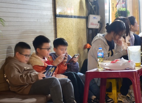 Trẻ em với điện thoại, máy tính bảng, ảnh chụp ở Hà Nội tháng 2-2024 - Ảnh: T.T.D. Trẻ em với điện thoại, máy tính bảng, ảnh chụp ở Hà Nội tháng 2-2024 - Ảnh: T.T.D.