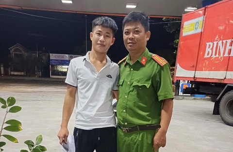 Trưởng công an xã nhận 'mưa lời khen' khi giúp dân tìm lại điện thoại trong đêm mưa- Ảnh 1. Anh Nguyễn Hữu Phong (trái) cùng trưởng Công an xã Phong Thu, trung tá Lê Viết Hòa sau khi cả hai đội mưa đi tìm điện thoại - Ảnh: HUẾ THƯƠNG