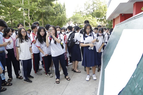 12h trưa nay Trường phổ thông Năng khiếu công bố điểm thi tuyển sinh lớp 10- Ảnh 1. Thí sinh dự thi tuyển sinh lớp 10 Trường phổ thông Năng khiếu năm 2024 - Ảnh: NHƯ HÙNG