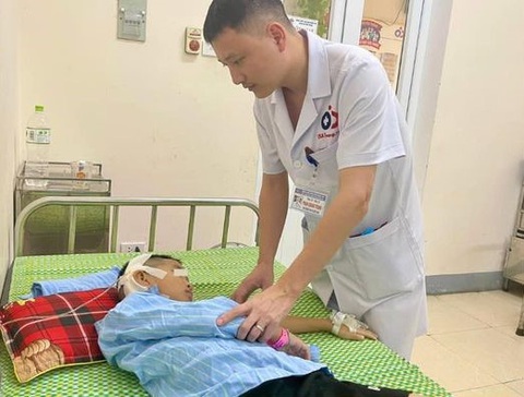 Bệnh nhi nguy kịch do viêm tai biến chứng áp xe não- Ảnh 1. Thăm khám cho bệnh nhi viêm tai xương chũm sau phẫu thuật - Ảnh: BVCC