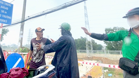 Ông Sáu (trái) cầm dây xích “dọa” một tài xế đón khách trên quốc lộ 13 (TP Thuận An, tỉnh Bình Dương). Thời điểm trên có một người đàn ông đứng ở giữa can ngăn - Ảnh: cắt từ clip Ông Sáu (trái) cầm dây xích “dọa” một tài xế đón khách trên quốc lộ 13 (TP Thuận An, tỉnh Bình Dương). Thời điểm trên có một người đàn ông đứng ở giữa can ngăn - Ảnh: cắt từ clip