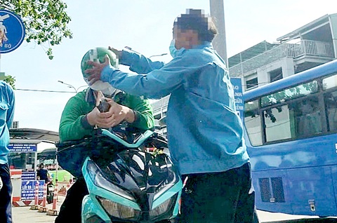 Cảnh báo nạn xe ôm cát cứ bến bãi, đánh tài xế xe công nghệ- Ảnh 4. Cảnh báo nạn xe ôm cát cứ bến bãi, đánh tài xế xe công nghệ- Ảnh 4.