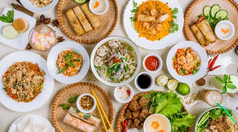 14 món ăn Việt Nam ngon nhất và thử thách trứng vịt lộn- Ảnh 1. Lauren giới thiệu Việt Nam