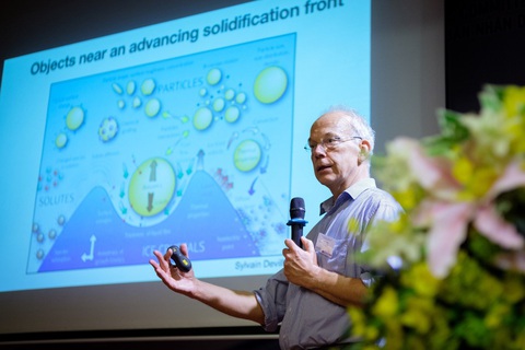 GS. Detlef Lohse, nhà vật lý người Đức, giảng dạy tại Khoa Vật lý Chất lưu của Đại học Twente, Hà Lan đang trình bày công trình nghiên cứu của mình tại hội thảo - Ảnh: Trung tâm ICISE cung cấp GS Detlef Lohse, nhà vật lý người Đức, giảng dạy tại khoa vật lý chất lưu của Đại học Twente, Hà Lan, đang trình bày công trình nghiên cứu của mình tại hội thảo - Ảnh: Trung tâm ICISE cung cấp