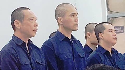 Chủ sòng bạc được bảo kê ở Nha Trang lãnh 9 năm 9 tháng tù- Ảnh 4. Các bị cáo Nguyễn Minh Hải, Ham Heungchul (quốc tịch Hàn Quốc) và Nguyễn Đình Hoàng Long (từ trái qua) - Ảnh: PHAN SÔNG NGÂN