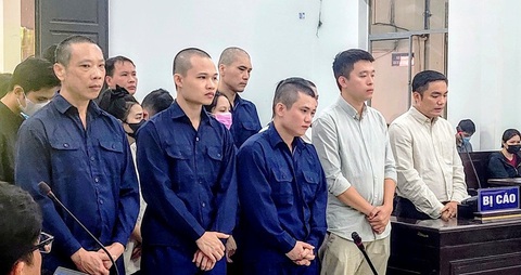 Chủ sòng bạc được bảo kê ở Nha Trang lãnh 9 năm 9 tháng tù- Ảnh 1. Các bị cáo trong vụ án xảy ra tại sòng bạc được bảo kê ở TP Nha Trang vừa bị tòa sơ thẩm TAND tỉnh Khánh Hòa tuyên án vào chiều 11-6 - Ảnh: PHAN SÔNG NGÂN