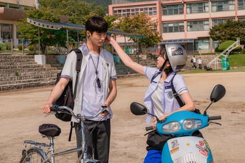 Byeon Woo Seok (trái) trong phim Soulmate (Tri kỷ) - Ảnh: CGV Byeon Woo Seok (trái) trong phim Soulmate (Tri kỷ) - Ảnh: CGV