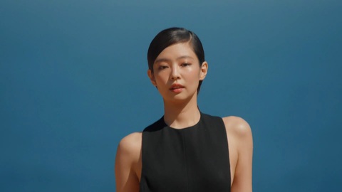 Jennie gây sốt khi làm vedette show thời trang- Ảnh 4. Jennie gây sốt khi làm vedette show thời trang- Ảnh 4.