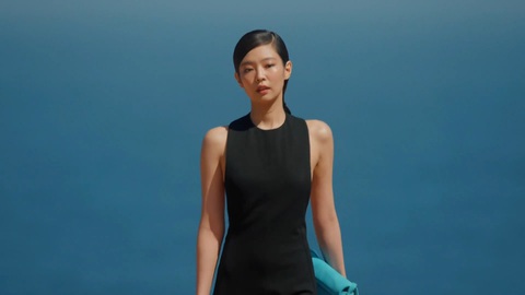 Jennie gây sốt khi làm vedette show thời trang- Ảnh 2. Cô xuất hiện trên sàn runway trong trang phục đầm đen, khoe lưng trần. Nàng thơ lăng xê kiểu tóc búi thấp, rẽ ngôi lệch cùng kiểu trang điểm tự nhiên.