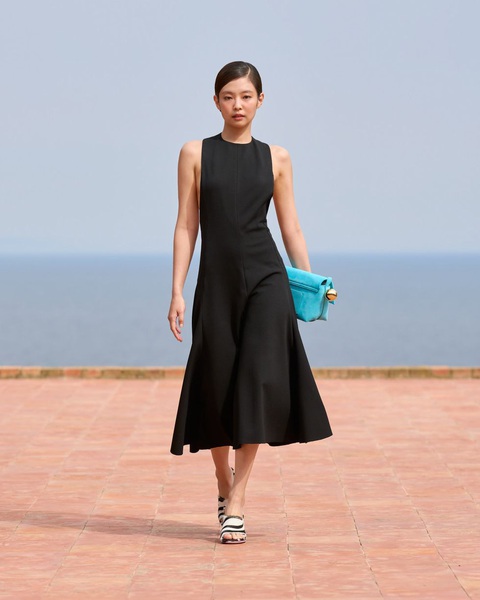 Jennie trình diễn tự tin khi lần đầu làm người mẫu. Jennie đảm nhận vai trò vedette kết show, cô nàng sải bước tự tin trong lần đầu tiên thử sức làm người mẫu catwalk trên sàn runway. Mỹ nhân của BLACKPINK được lựa chọn cho bộ trang phục màu đen, với phần khoét lưng táo bạo, để lộ một phần vòng 1 hờ hững đầy quyến rũ.