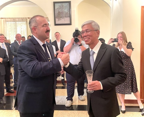 Tổng lãnh sự Sirozhevich: Quan hệ Việt - Nga vượt qua mọi thách thức của lịch sử- Ảnh 3. Phó chủ tịch UBND TP.HCM Võ Văn Hoan bắt tay cùng ông Sirozhevich - Ảnh: NGHI VŨ