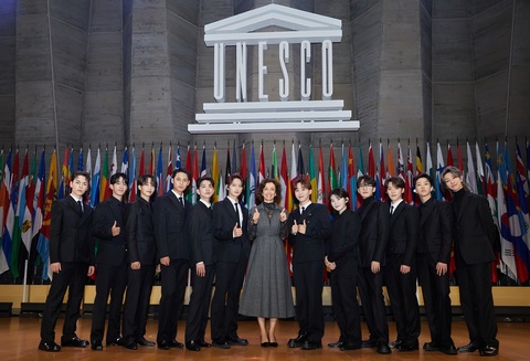 Seventeen và Tổng Giám đốc UNESCO, bà Audrey Azoulay - Ảnh: Pledis Entertainment Seventeen và Tổng giám đốc UNESCO, bà Audrey Azoulay - Ảnh: Pledis Entertainment
