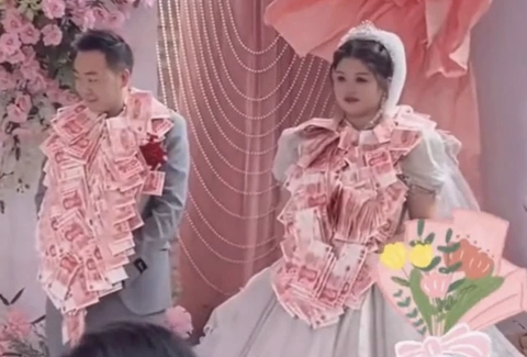 Cô dâu chú rể nhận 'vòng tiền' trĩu cổ- Ảnh 2. Cô dâu và chú rể sướng rơn với món quà cưới