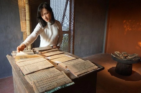 Tìm hiểu các ấn phẩm từ mộc bản tại Phường Bách Nghệ - Ảnh: T.ĐIỂU Tìm hiểu các ấn phẩm từ mộc bản tại Phường Bách Nghệ - Ảnh: T.ĐIỂU